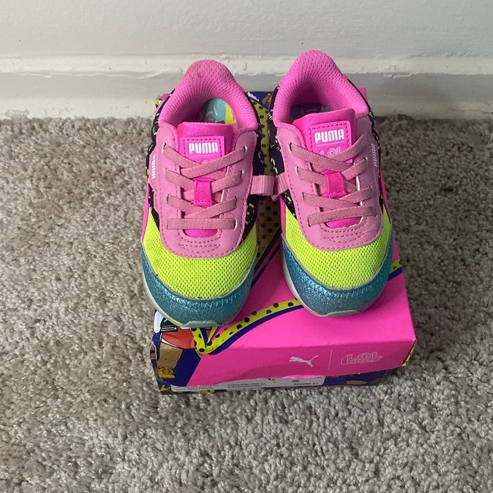 Tennis shoes